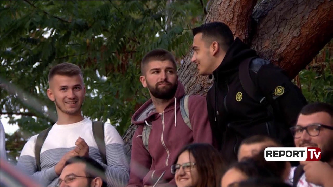 ‘Po ju çojmë alamet goce’, Rama zbret të rinjtë nga pema me urdhër partie, maturanti ia “mbledh”: