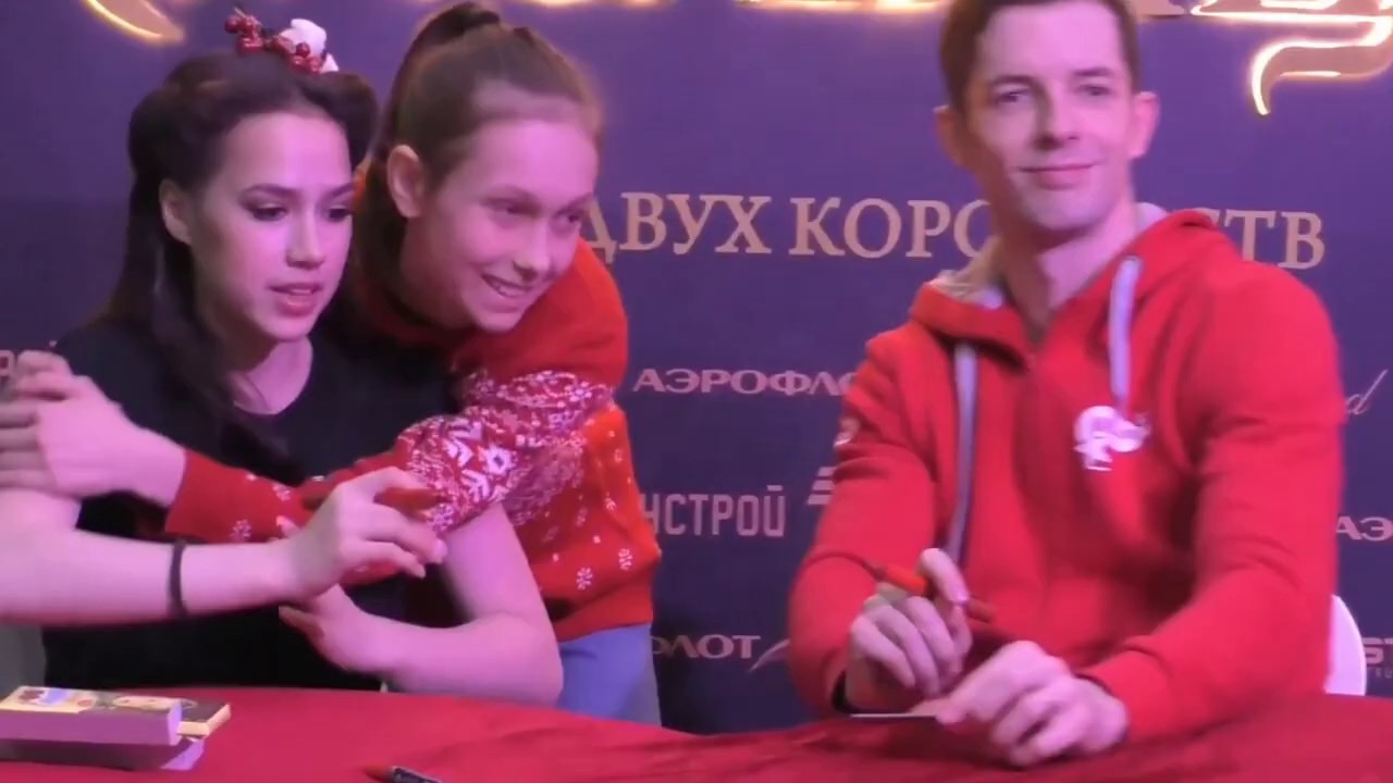 Загитова толкает поклонниц и не вышла к ним вообще