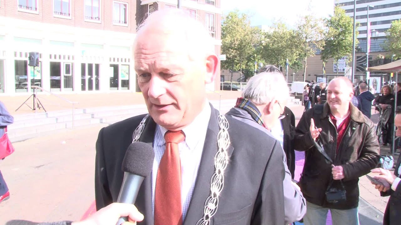 LOOK nieuws reportage: Onthulling regenboogzebrapad