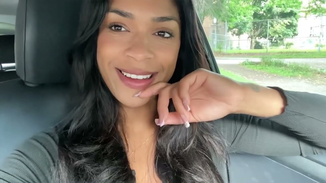 Signs She Has Feelings For You