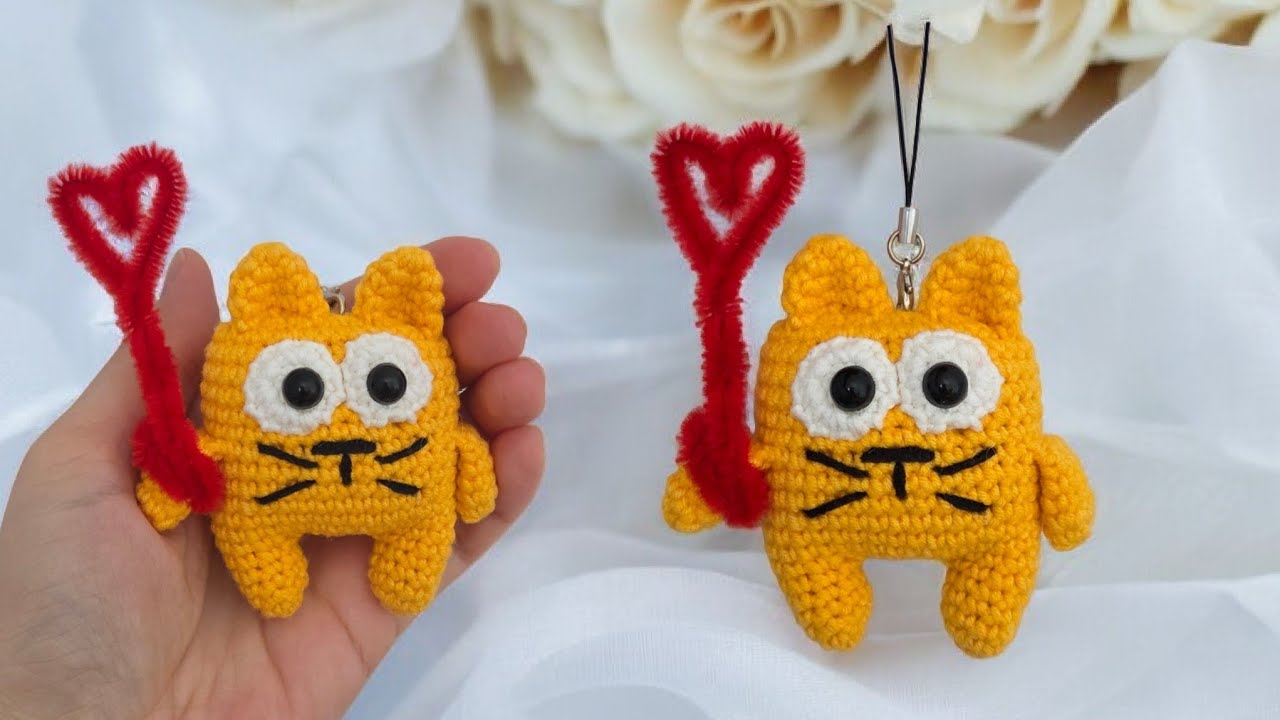 Котик брелок Валентинчик из полухлопковой пряжи вязаный крючком😸crochet cat😸gehäkelte Katze