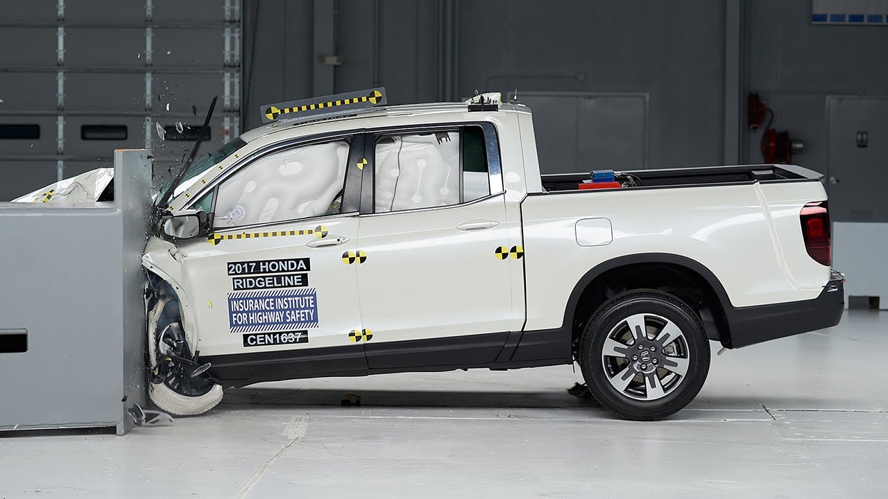 2017 Honda Ridgeline driver-side small overlap IIHS crash test