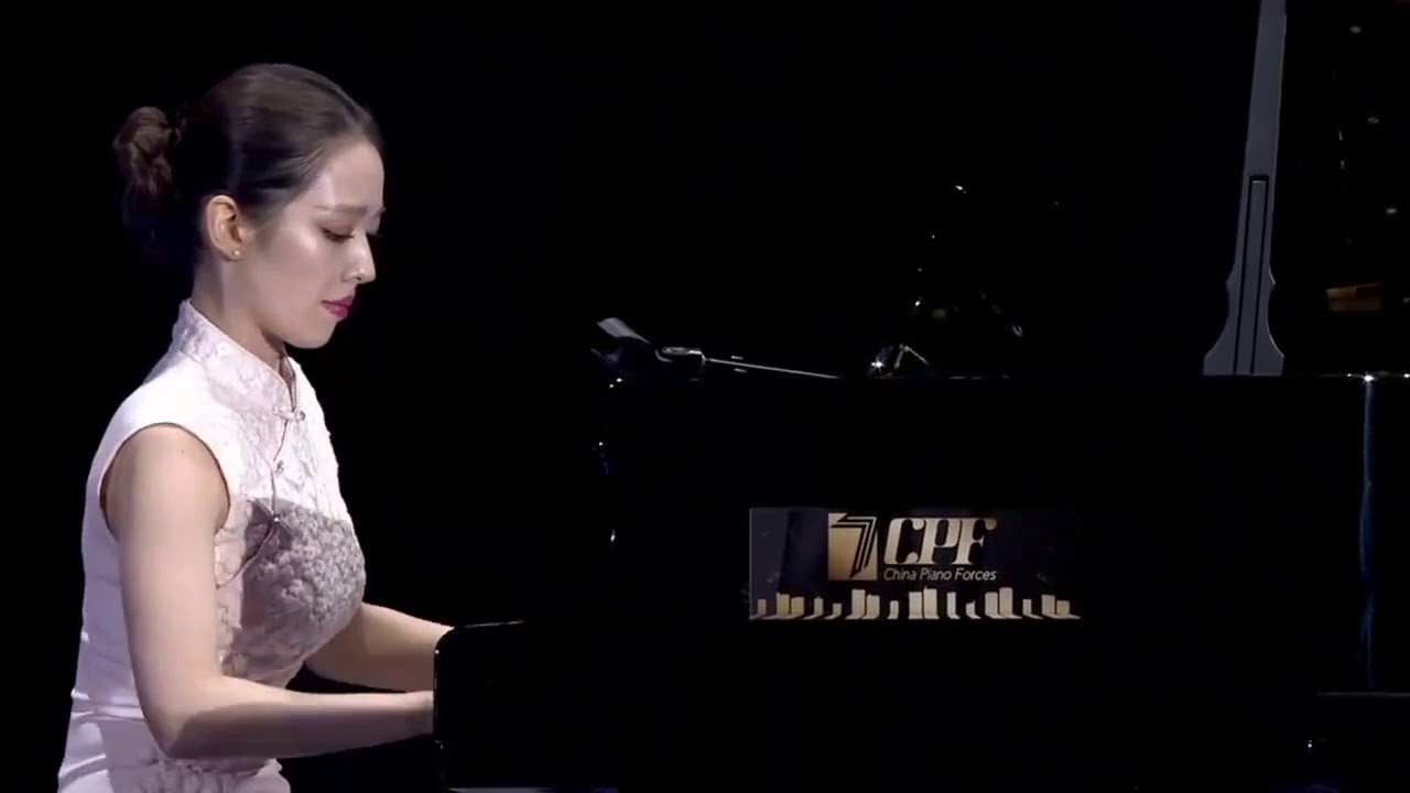 郎朗新婚妻子吉娜爱丽丝演奏名曲《彩云追月》，真是太好听