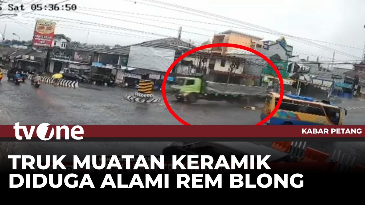 Detik-detik Kecelakaan Truk Muatan Keramik Alami Rem Blong di Turunan Kertek Wonosobo | Kabar Petang