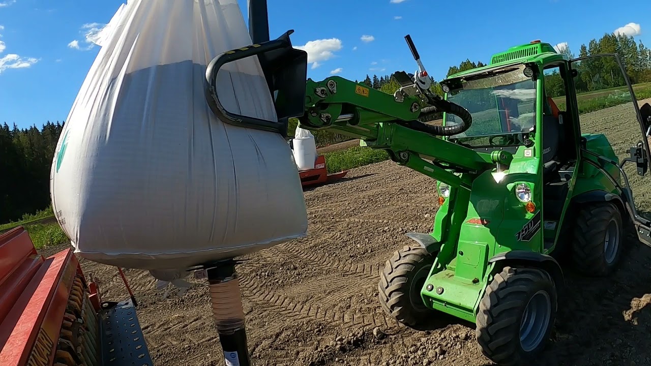 Vehnän kylvöä Valmet 705 ja Simulta Junkkarin kylvökoneella