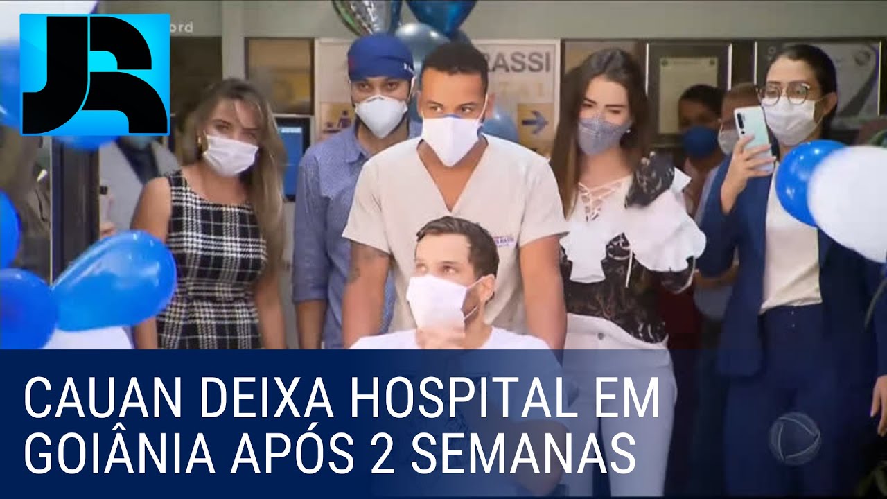 Cantor Cauan deixa hospital após 14 dias internado por causa da covid-19