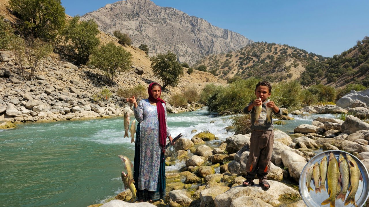 Nomadic life: Catching big fish from the roaring Khersan River by single nomadic girls