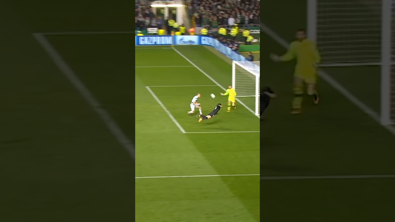 OUTRAGEOUS Cavani header! 🤯