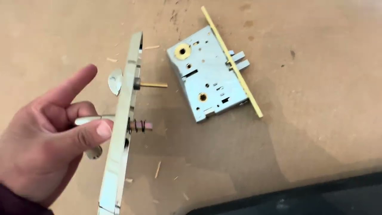 Front door lock/ cerradura puerta frontal.