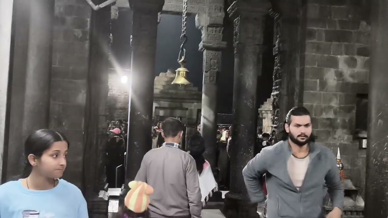 शिव मंदिर बैजनाथ में अखरोटों की बारिश