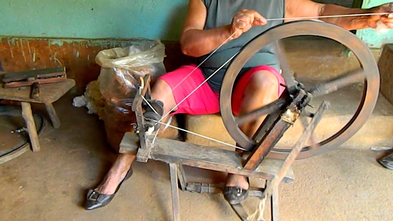 tecendo fio de algodão 2 na casa da IRACI Rio Quente-GO
