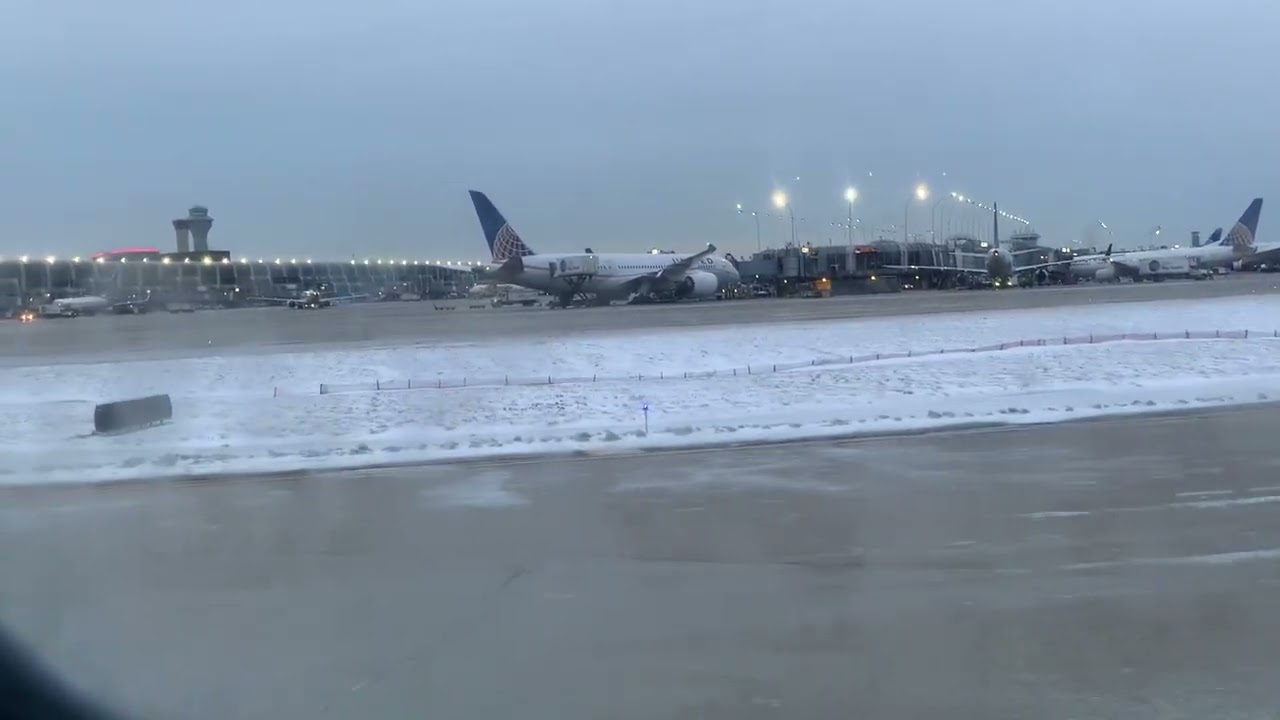 American Airlines flight ✈️ from Toronto landing at Chicago O’hare International Airport - 01/28/23
