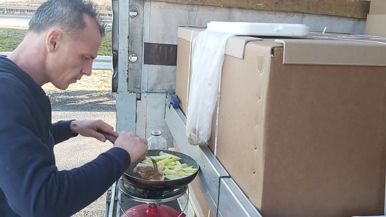 Spiv - Tigaia si butelia de camping in actiune