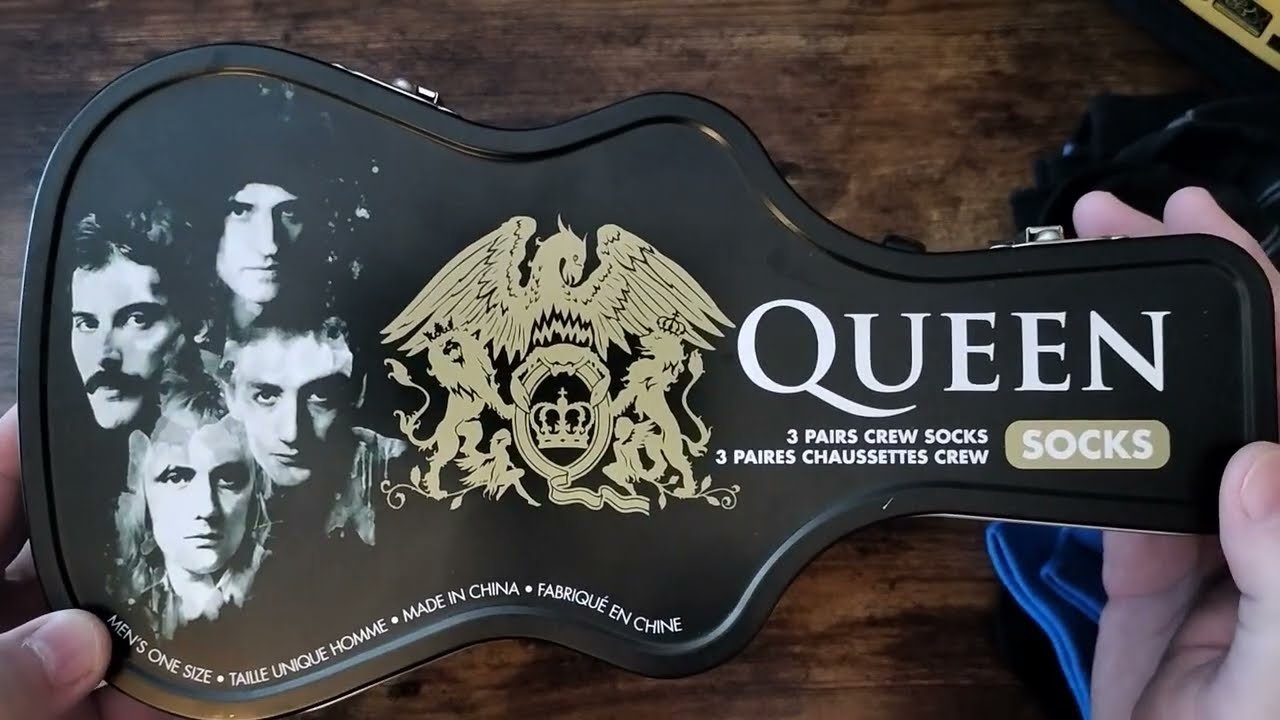 Носки в стиле рок-н-ролл, которые я получил на праздники 🤘 Носки Queen и Fender.