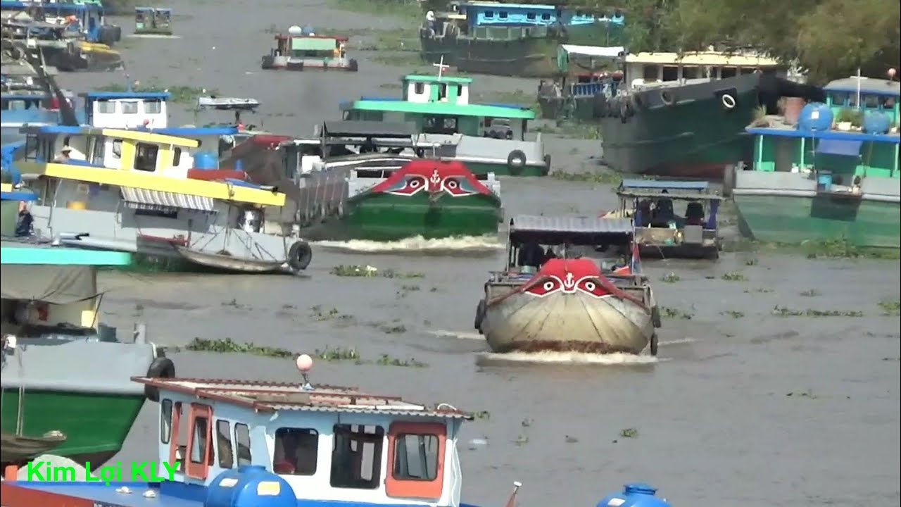 Ship. Quá nhiều tàu thuyền qua lại trên dòng sông này nhìn rất nguy hiểm/Too many ships running