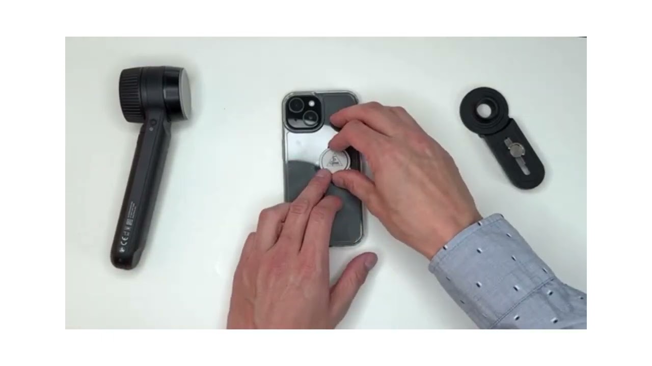 Comment fixer l'adaptateur smartphone universel pour dermatoscope HEINE ?