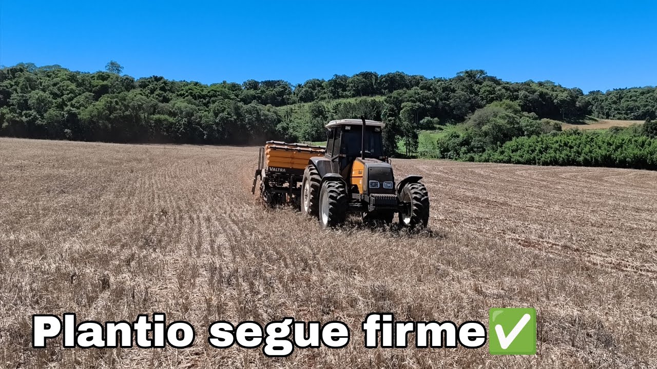 VALTRA BM100 PUXANDO 9 LINHAS! SEGUE A LIDA.