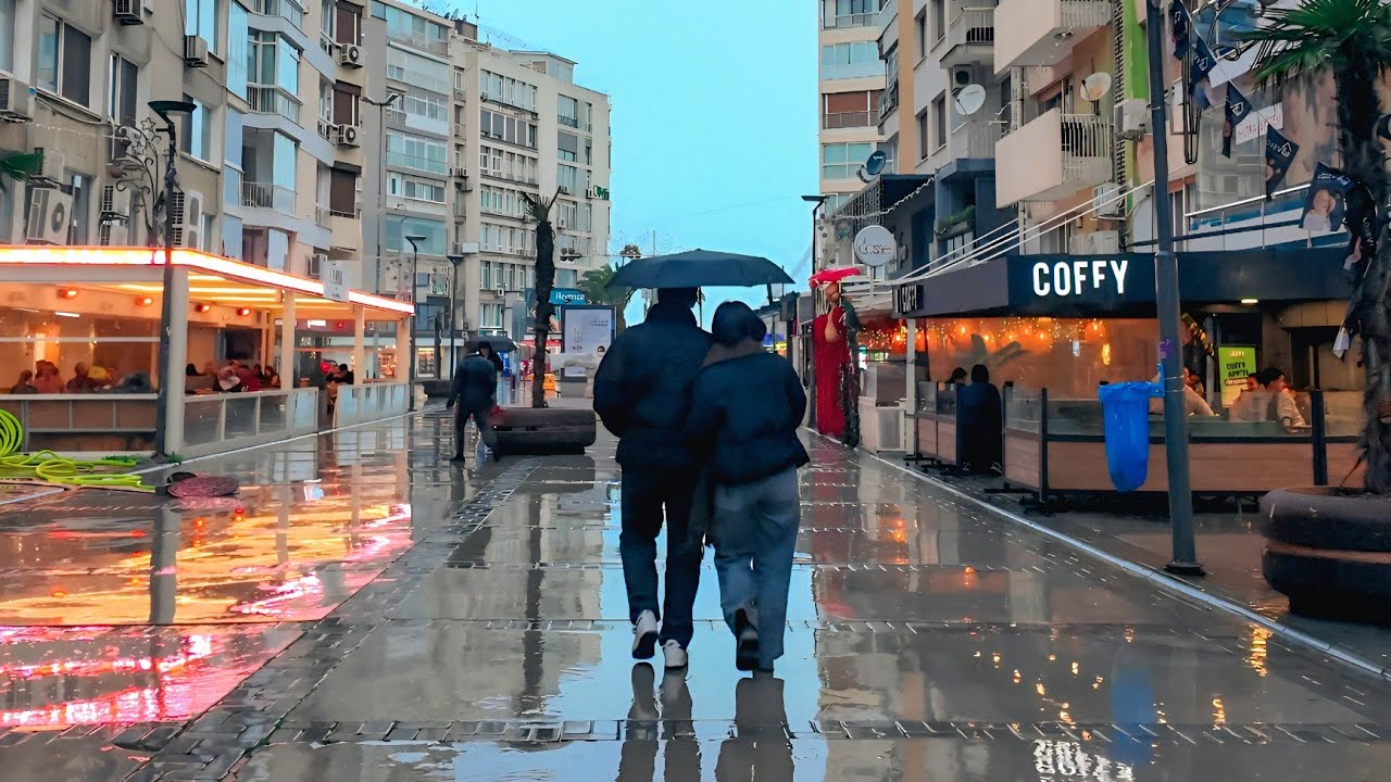 Yağmur Altında Alsancak’ta Yürüyüş | Still Walking (4K)