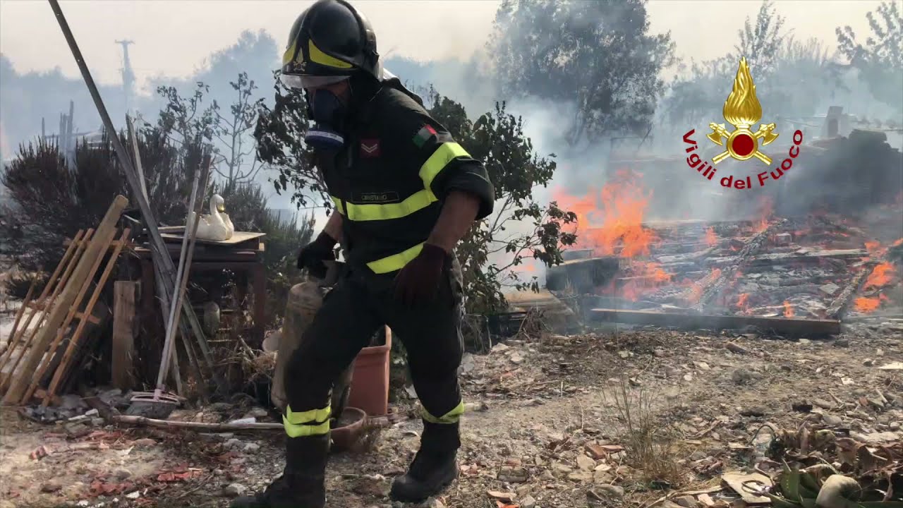 INCENDIO A BONARCADO: VIGILI DEL FUOCO IMPEGNATI CON 5 CANADAIR, UN ELICOTTERO E SQUADRE A TERRA
