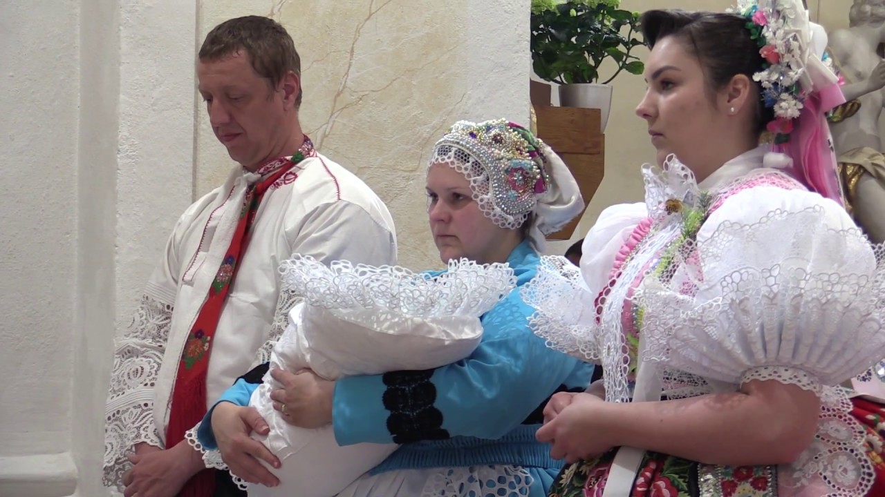 DOLN&Iacute; BOJANOVICE-Katolick&yacute; křest d&iacute;těte v kostele sv. V&aacute;clava  a krojov&aacute; par&aacute;da rodičů, kmotry