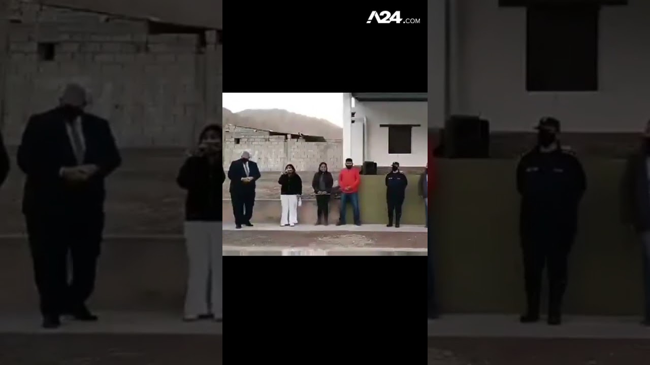 Mujer en acto p&uacute;blico es orinada por un perro mientras daba su discurso...