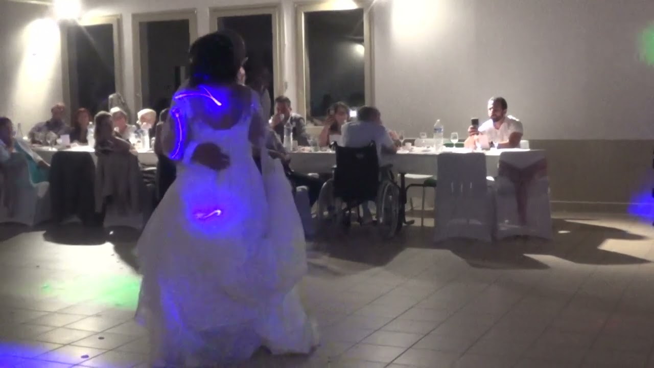 Amandine danse avec son papa