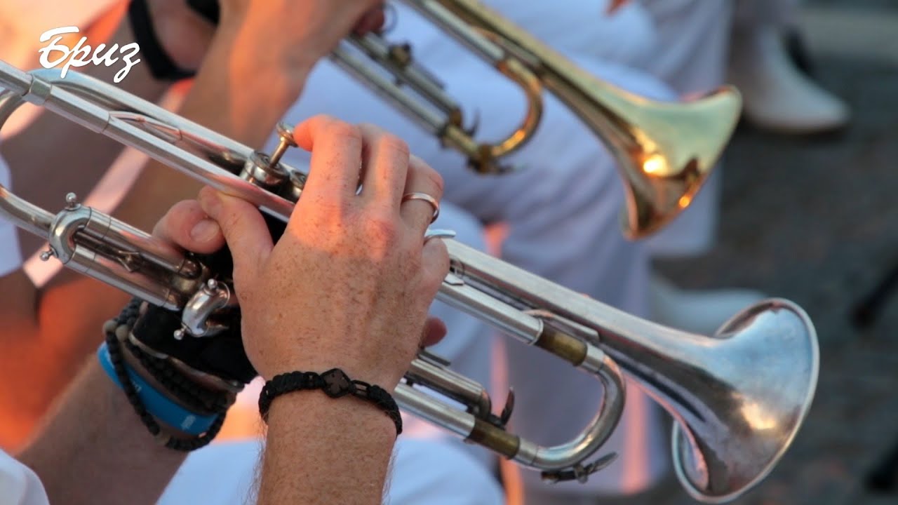 Одеське попурі у виконанні військових музикантів ВМС України.