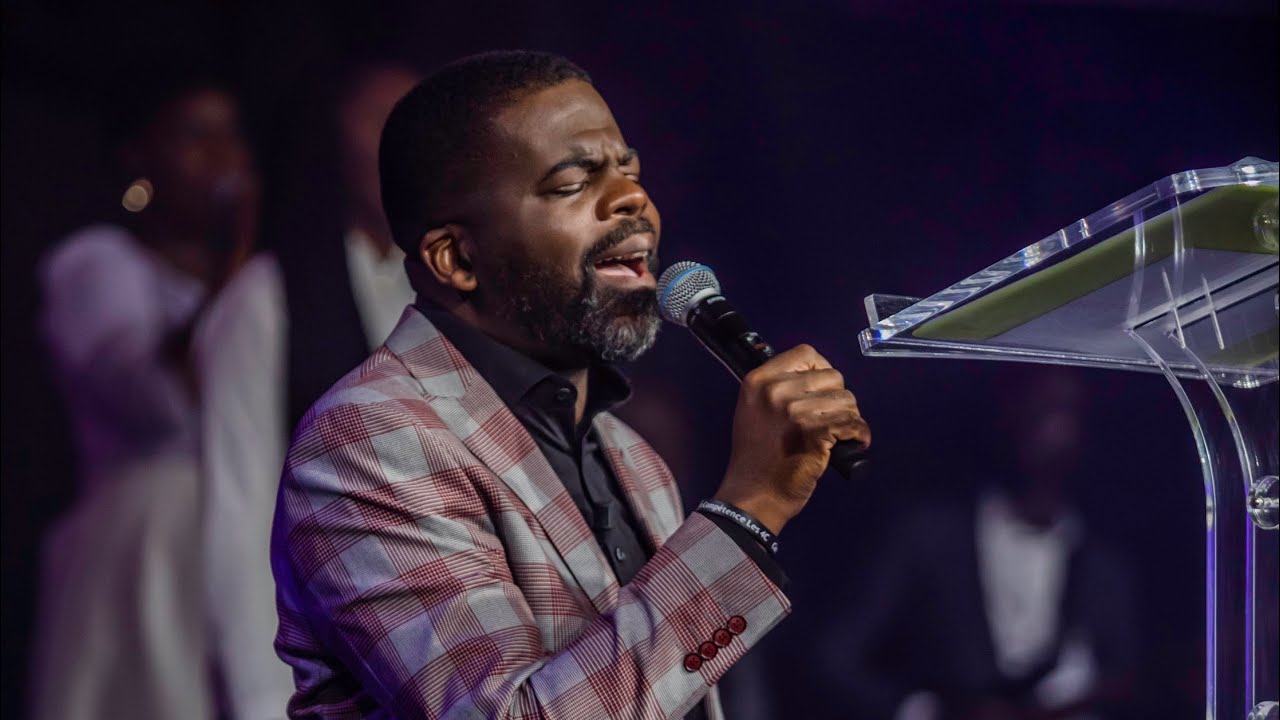 PROSTERNONS-NOUS DEVANT NOTRE ROI 🎶 - Pasteur Christian Saboukoulou