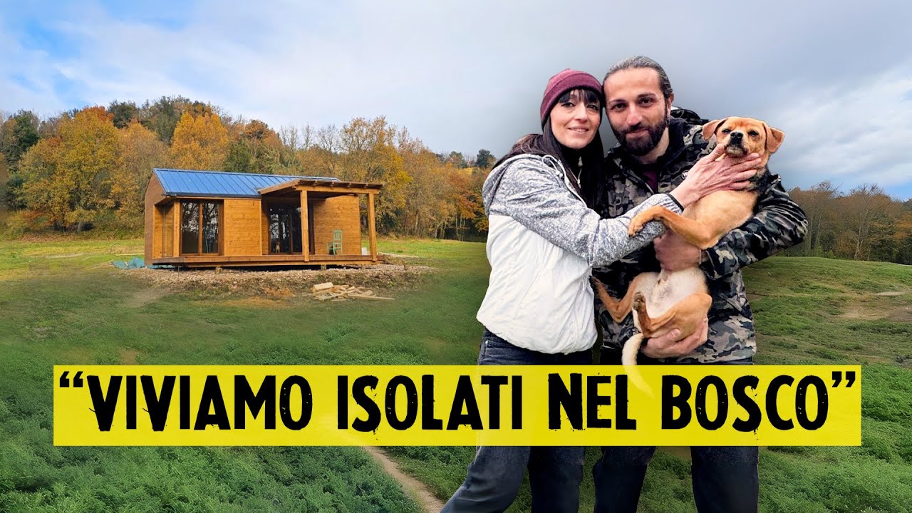 La coppia che vive isolata nel bosco, in una baita di legno immersa nella natura