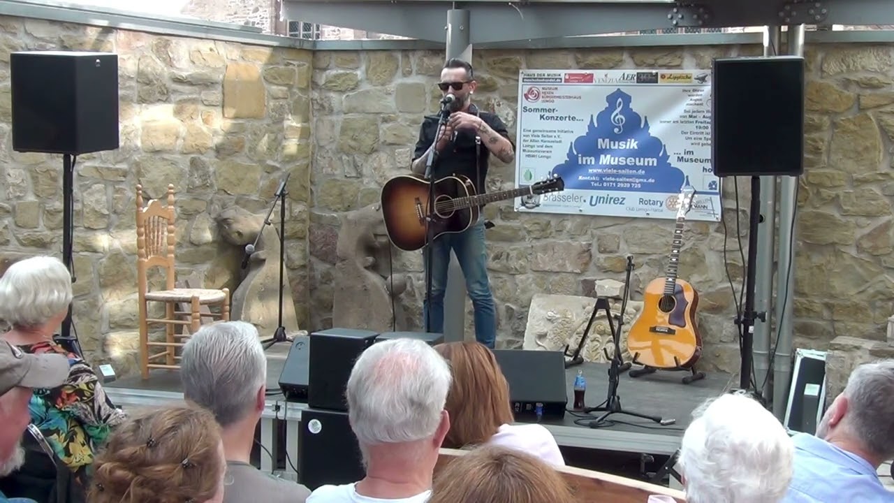 Dimi on the R. Full-Show, Hexen Museum Lemgo. 2022.