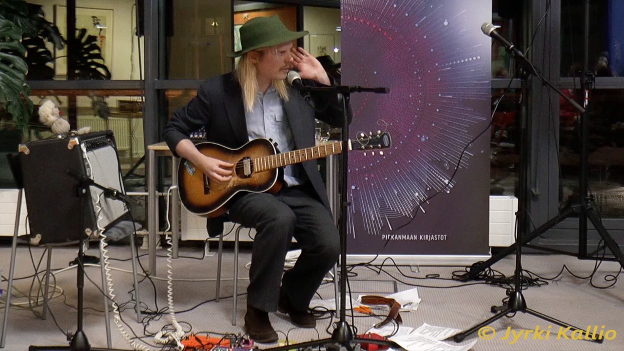 Jukka Nousiainen Yl&ouml;j&auml;rven kaupunginkirjastossa (video Jyrki Kallio)