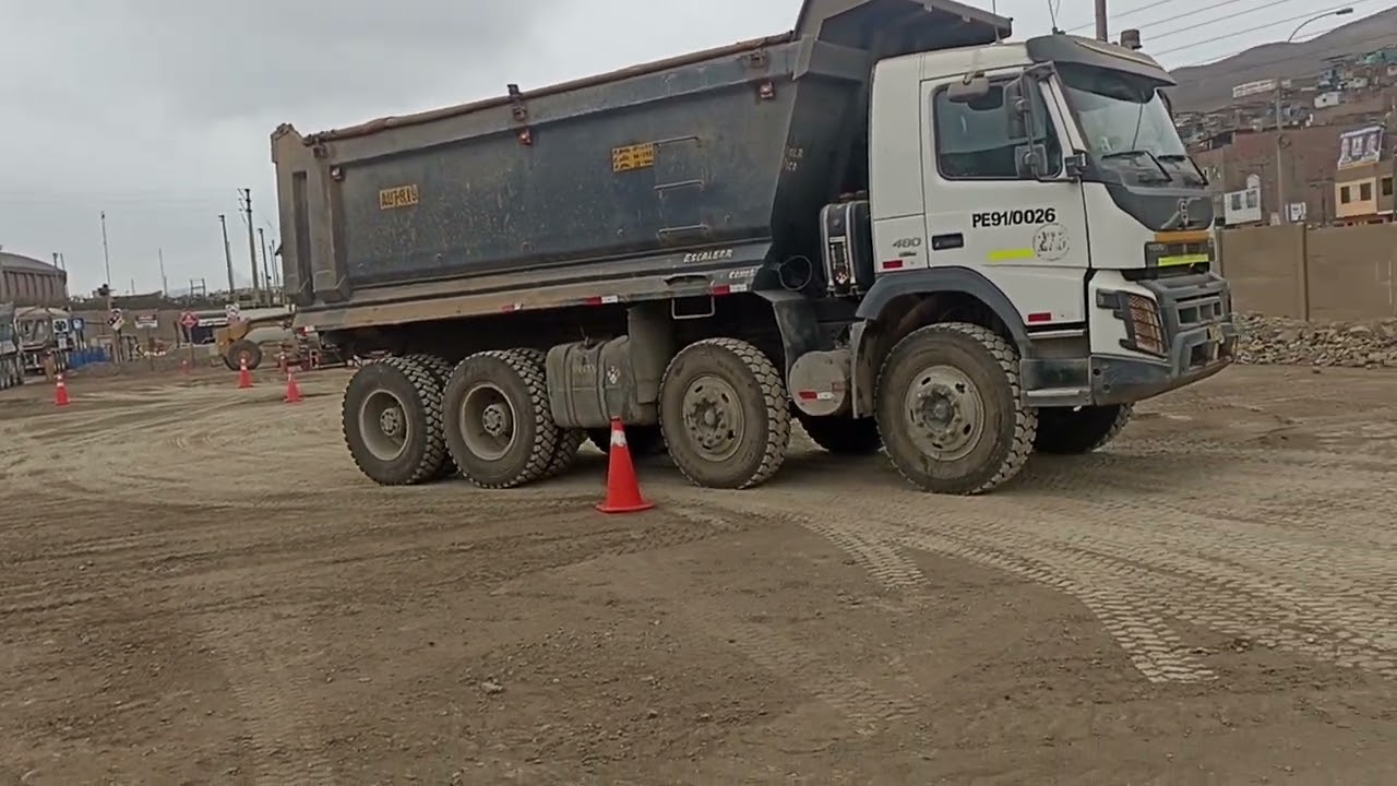 Маневрирование на самосвале Volvo FMX 480 I-Shift