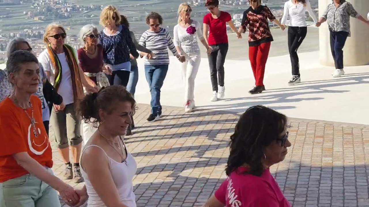 Danza palestinese Min al Mukhayyam ballata da Danzare la Pace