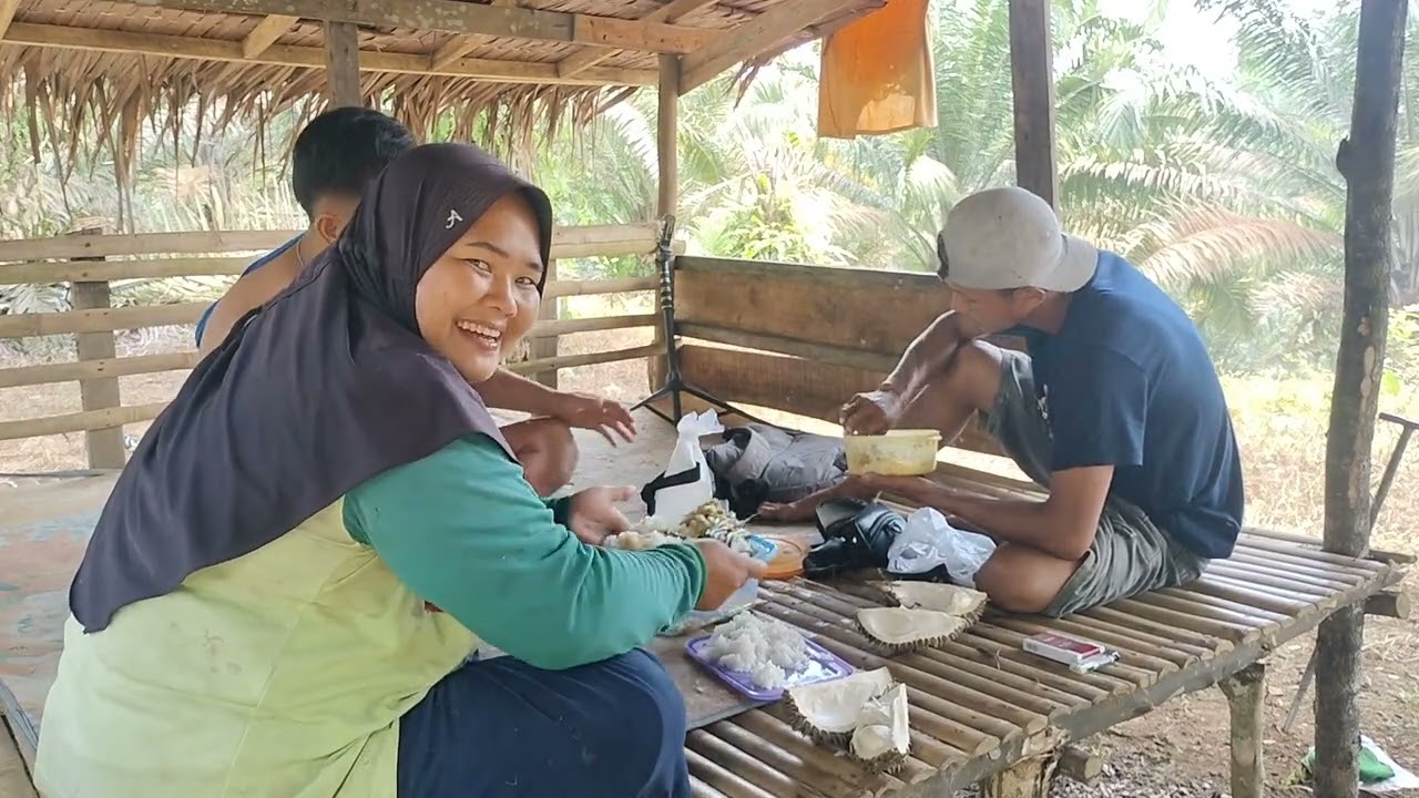 Mari kita makan digubuk pakai durian