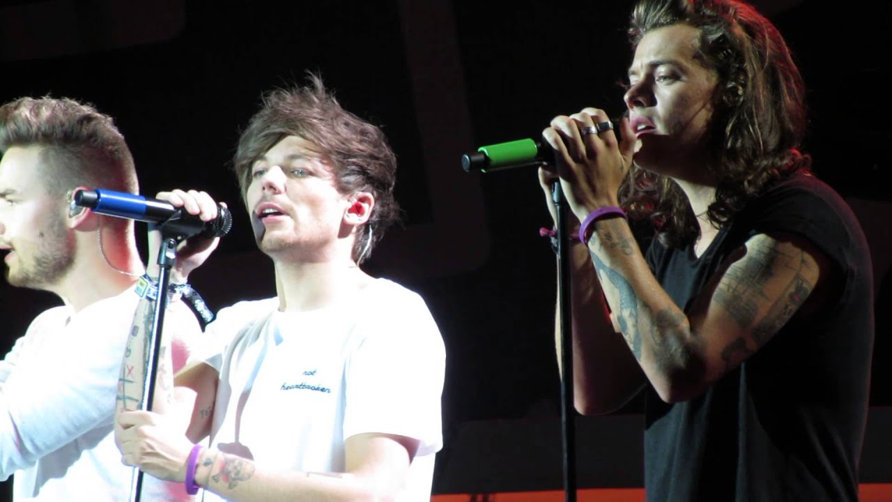 One Direction performing Night Changes at MetLife Stadium (August 5, 2015)