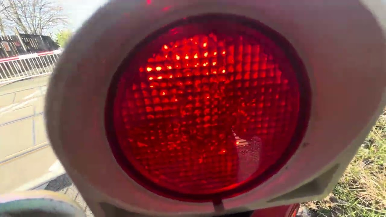 Cradley Heath Station Level Crossing (West Mids) *alarm skips*