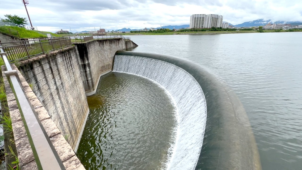 ◆ ダム放流 ◆ 狭山池ダム の越流のシーンをたっぷりと！日本最古の溜池 2001年完成のアースダム 大阪狭山市 4K