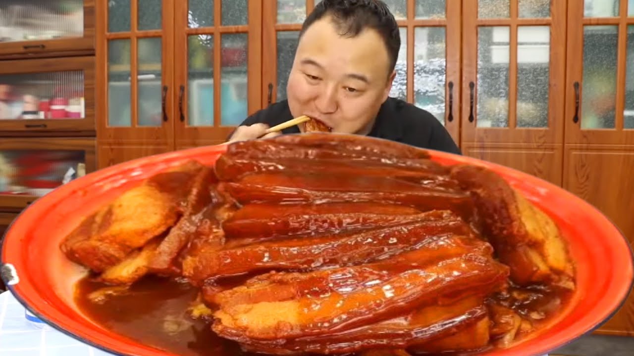 🔥【扣肉真香警告】酸菜扣肉封神现场！扣肉炸出虎皮吸饱汤汁，软烂到入口即化太上头！