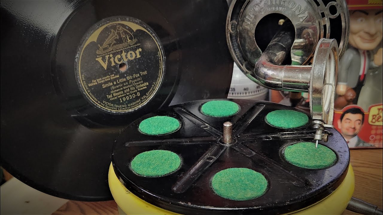 1930's Nifty Nirona German Gramophone Playing Electrically Recorded Victor 78 Record - Ted Weems!