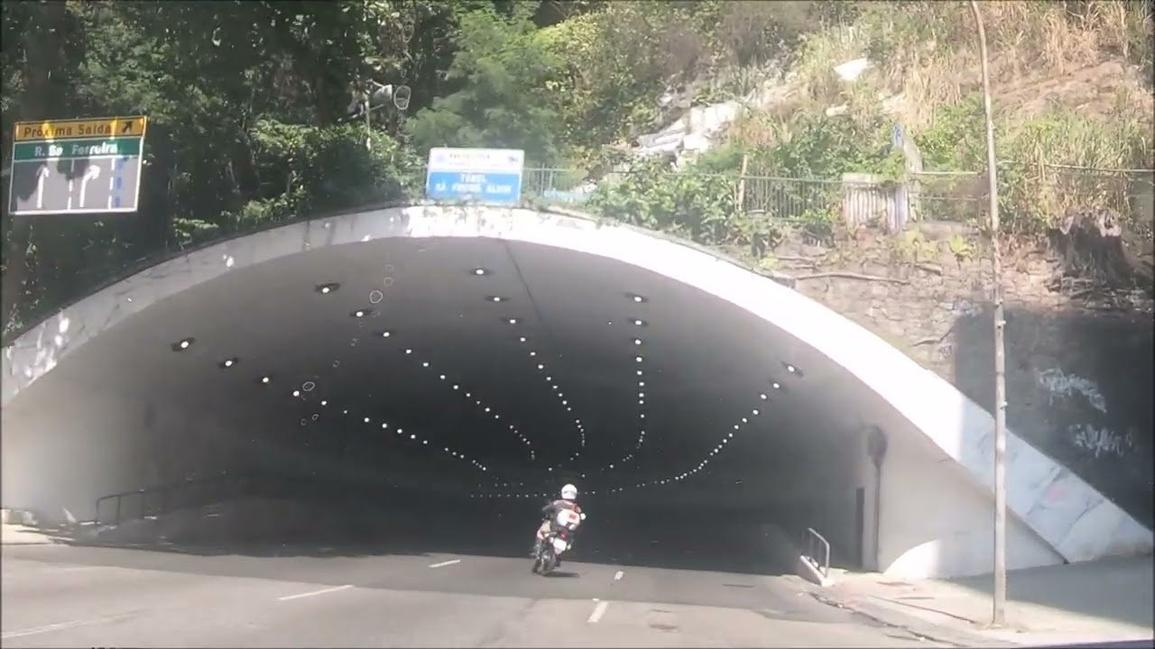 RIO DE JANEIRO - PASSEIO DE CARRO EM COPACABANA EM UM DOMINGO DE SOL