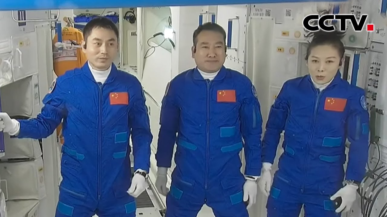 祝贺中国航天！神舟十三号航天员在中国空间站里的打卡合影照 | CCTV中文国际