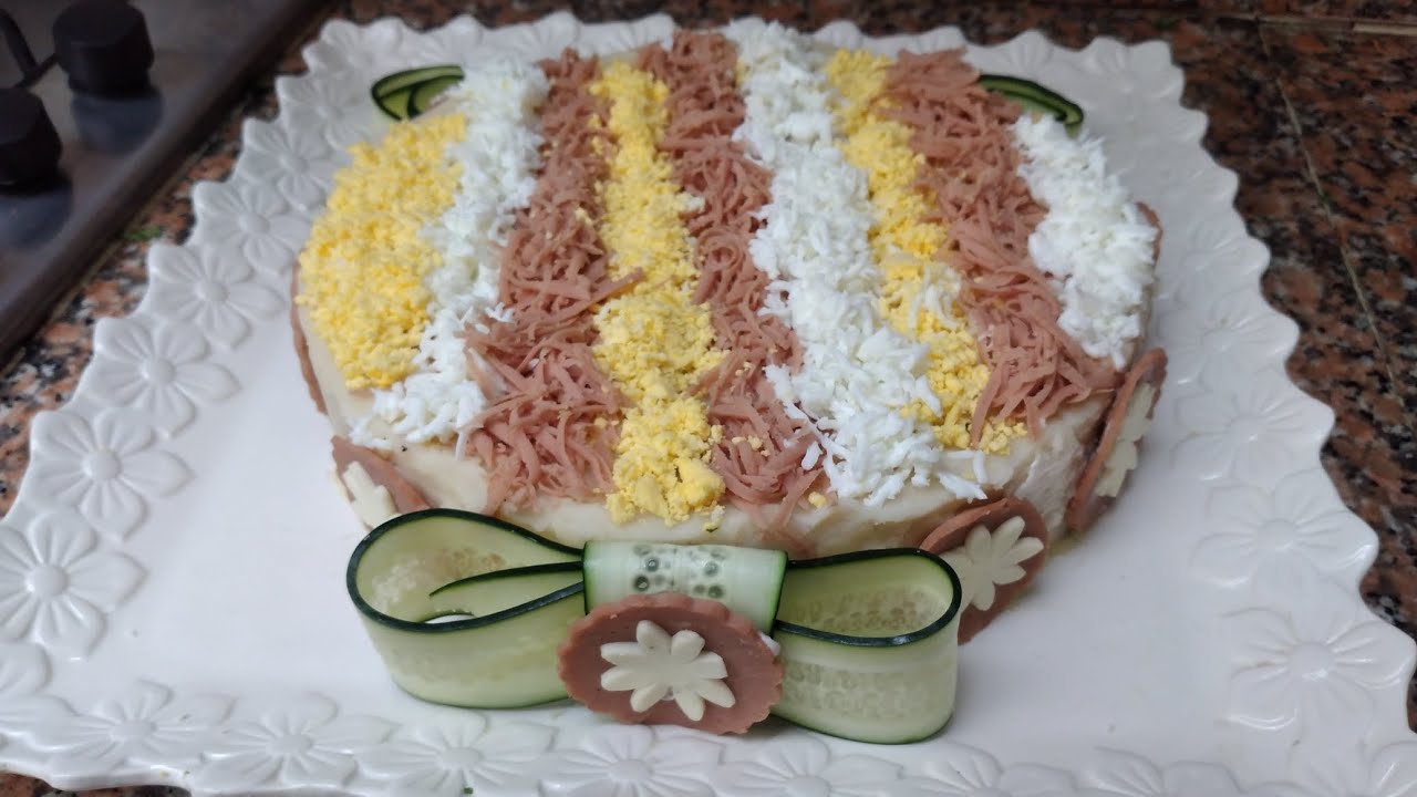 سلطة على شكل طورطة مذاق هائل وشكل راقي
