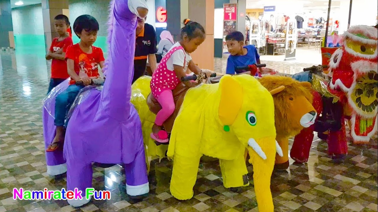 naik robot odong odong hewan lucu banyak sekali bersama teman di mall