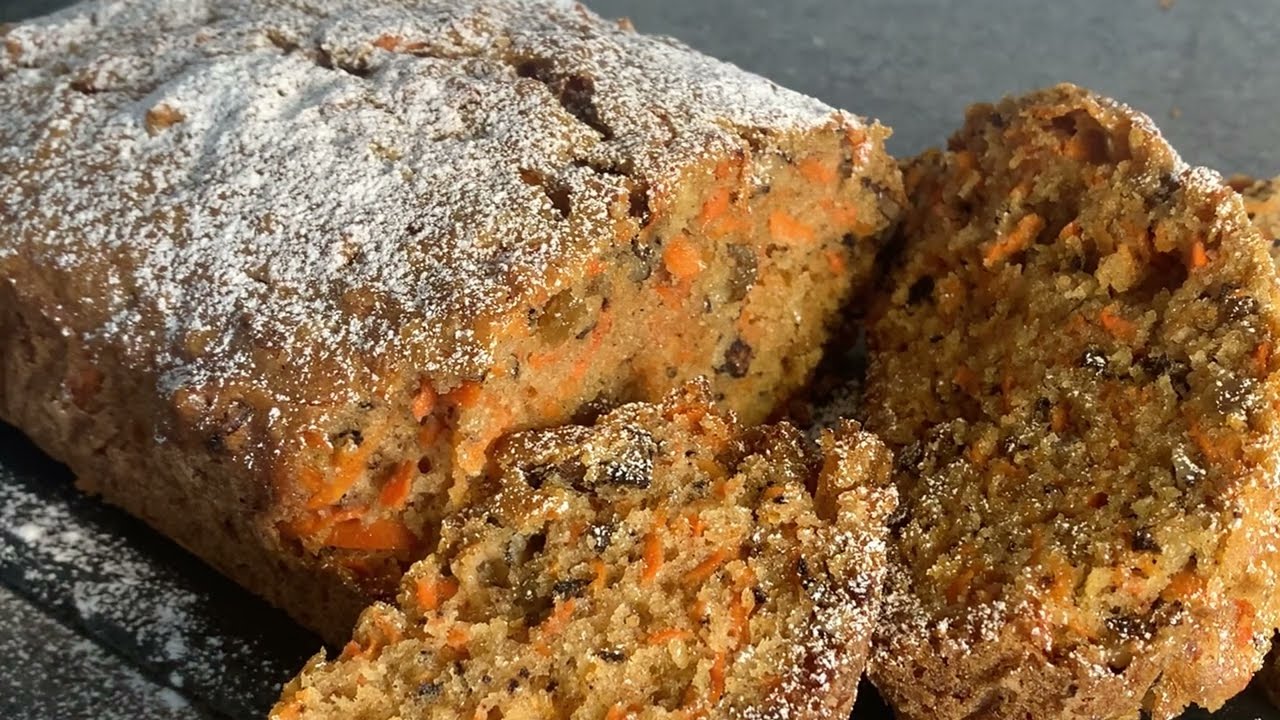 Морковный кекс и изюмом и орехами. Carrot cake with raisins and nuts.