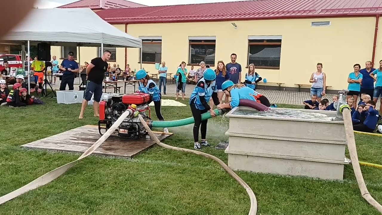 Požiarny útok s vodou v Březovej Plameň DHZ Zemianske Podhradie. Prvý pokus.