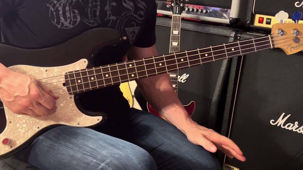 John teaches the bass line for “Stuck In The Middle With You” by Stealers Wheel