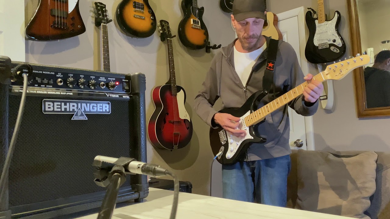 Behringer GM 108 V Tone Amp and Stratocaster Style Guitar   4K