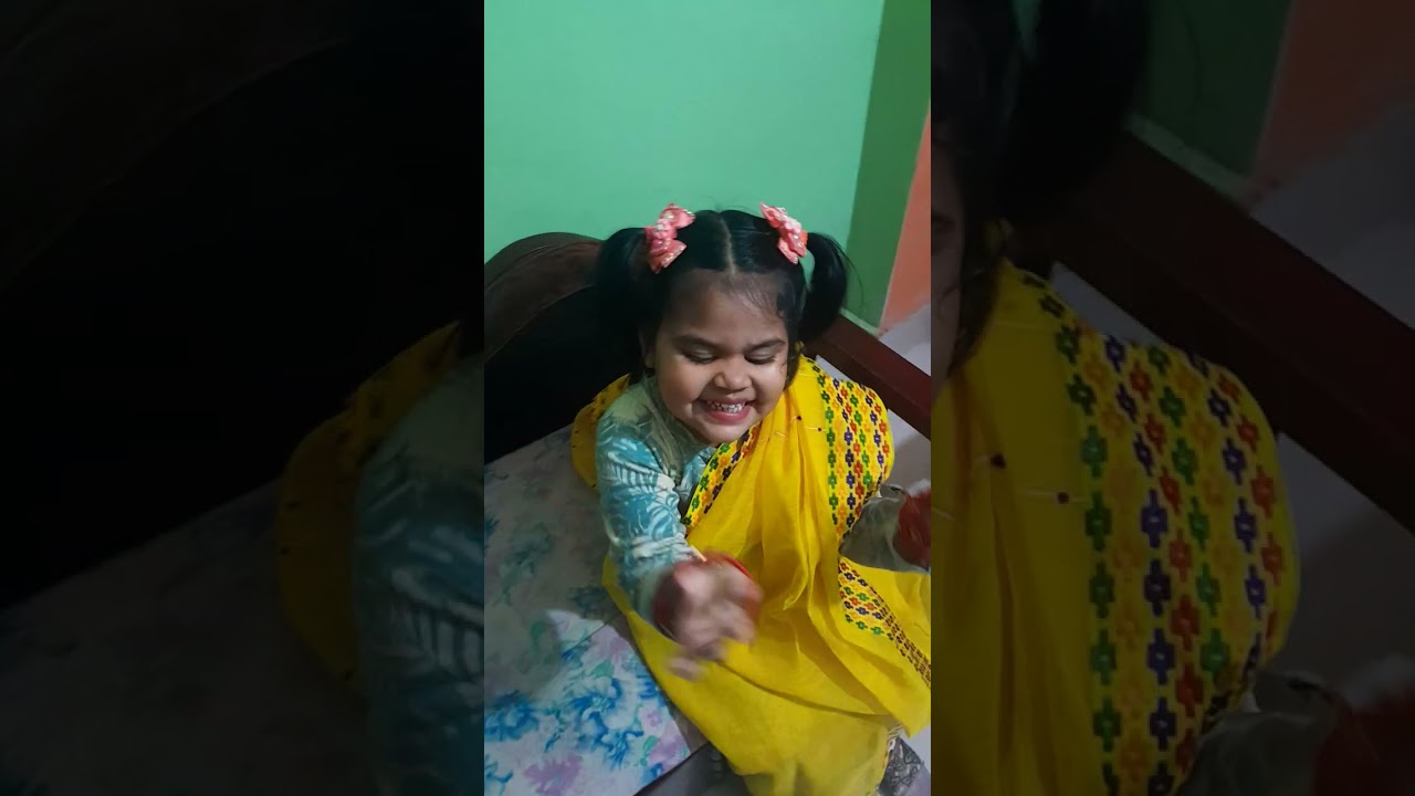টুনটুনির পাপা বাড়ি থেকে আসবে🌿তাই টুনটুনি পাপার জন্য শাড়ি পড়েছে,,,মাশাআল্লাহ 🥰🥰