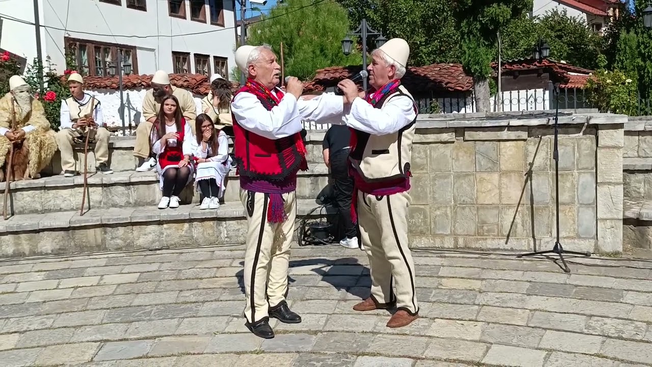 VËLLEZËRIT JASHAR DHE IDAJET SEJDIU KËNDOJNË KËNGËN 