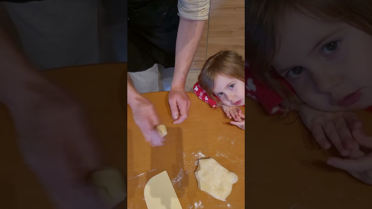 Padre e figlia preparano il dolce natalizio#padre#figlia#dolcedinatale#amoreterno#love